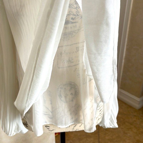 Forever 21 white blouse pleated lined in front ties open sleeves on shoulders - Picture 8 of 9